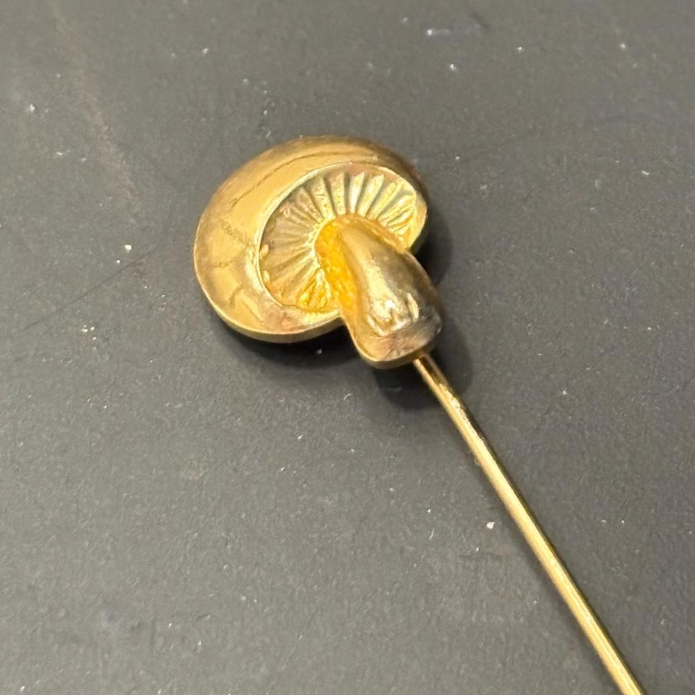 Vintage 1970s gold tone mushroom lapel pin